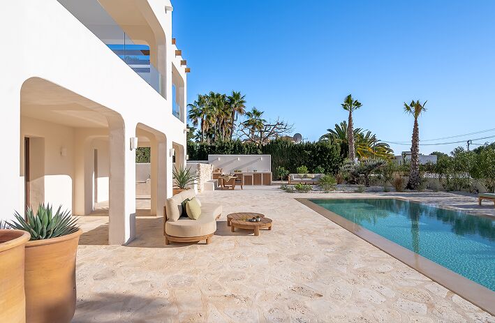 Een witte villa met zwembad aan de Spaanse kust